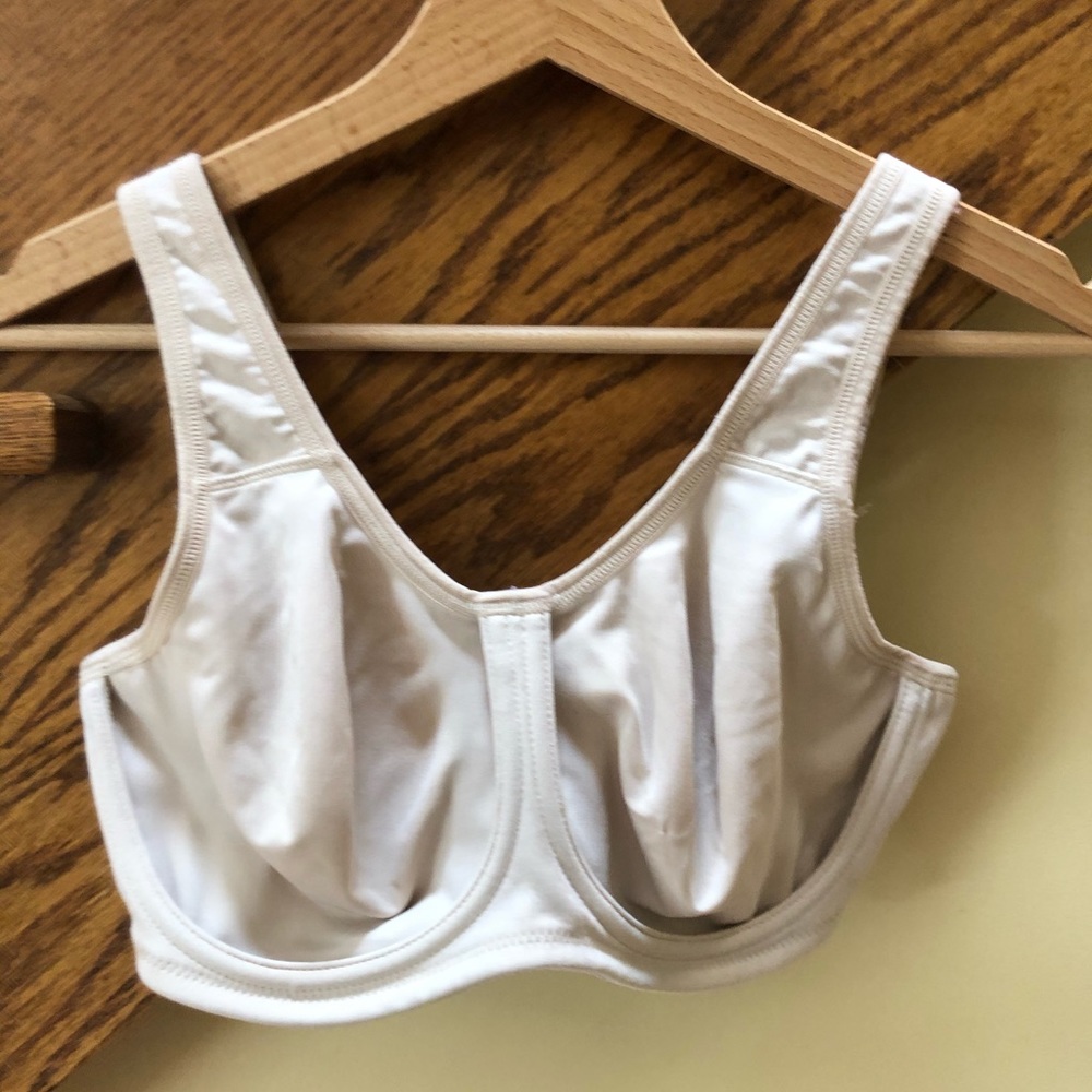 Stretchy Wacoal 32DD Sports Bra